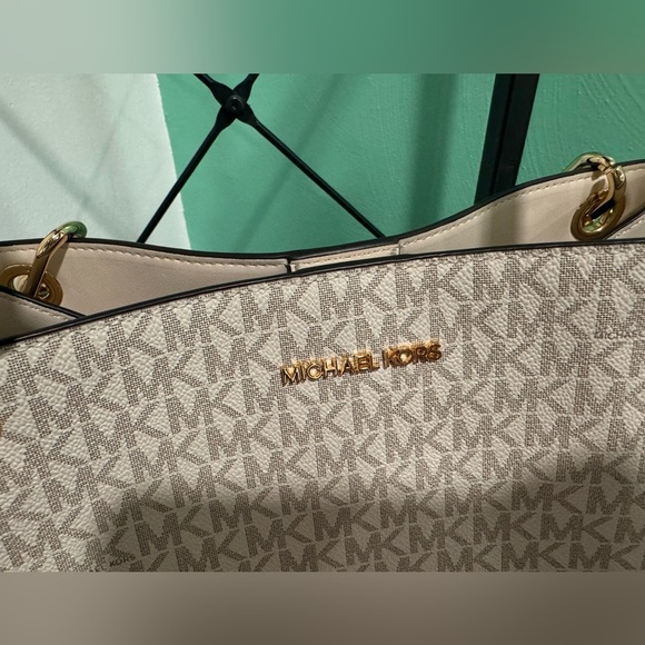 Michael Kors Trisha Large Shoulder Bag NWT - Picture 3 of 6